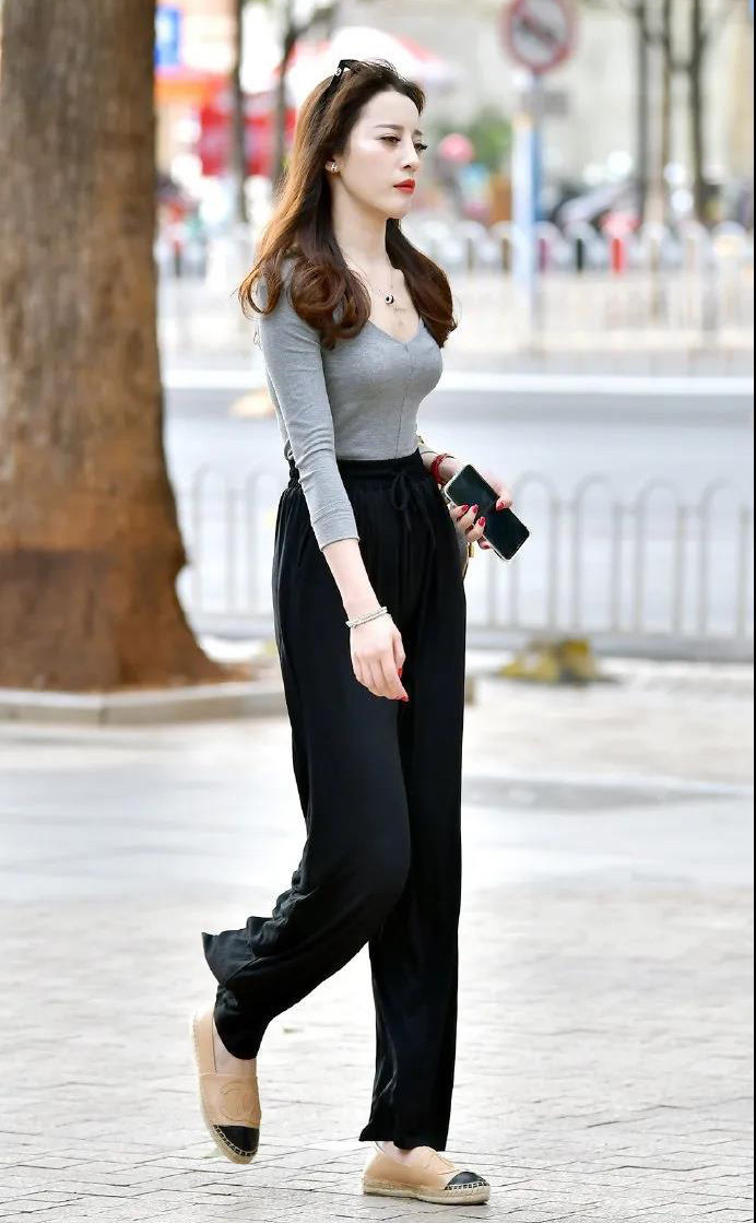 紧身上衣搭配阔腿裤, “上紧下松”的穿搭方式, 简单时尚又显腿长