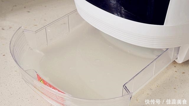 一杯糯米一碗红豆,蒸熟加搅拌,即成又香又软的糯米糕,再不用买