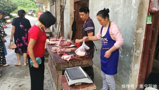 猪肉贩子为何老喜欢拿抹布擦桌面？原来不是爱干净，而是藏有猫腻