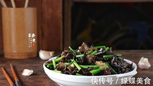 水淀粉|炒个木耳,噼噼啪啪响,锅要炸了一样,只需一个小窍门,就能解决