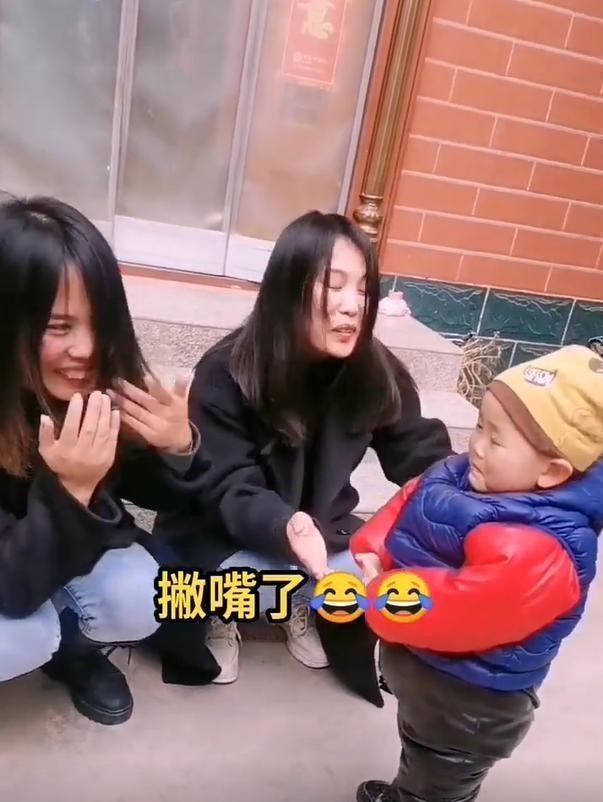 双胞胎|妈妈跟小姨是双胞胎,宝宝辨认不出的模样逗笑众人,网友:太绝了