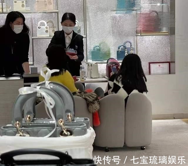 油画!12岁王诗龄晒油画作品,意外曝光画室内景,画作曾被拍卖至10万元