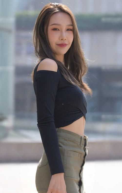 百搭 紧身的白色背心,搭配彩色印花的不规则连衣裙,看着时尚又百搭