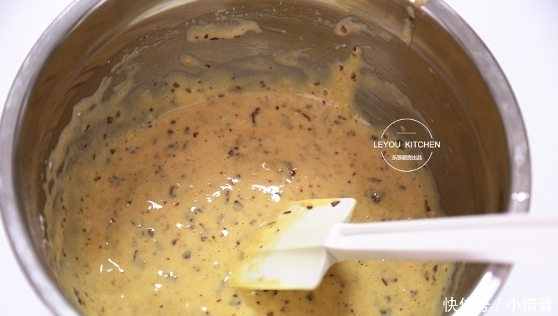 想吃枣糕,用电饭锅就能做,不用打发,不用发酵,拌好面糊就入锅