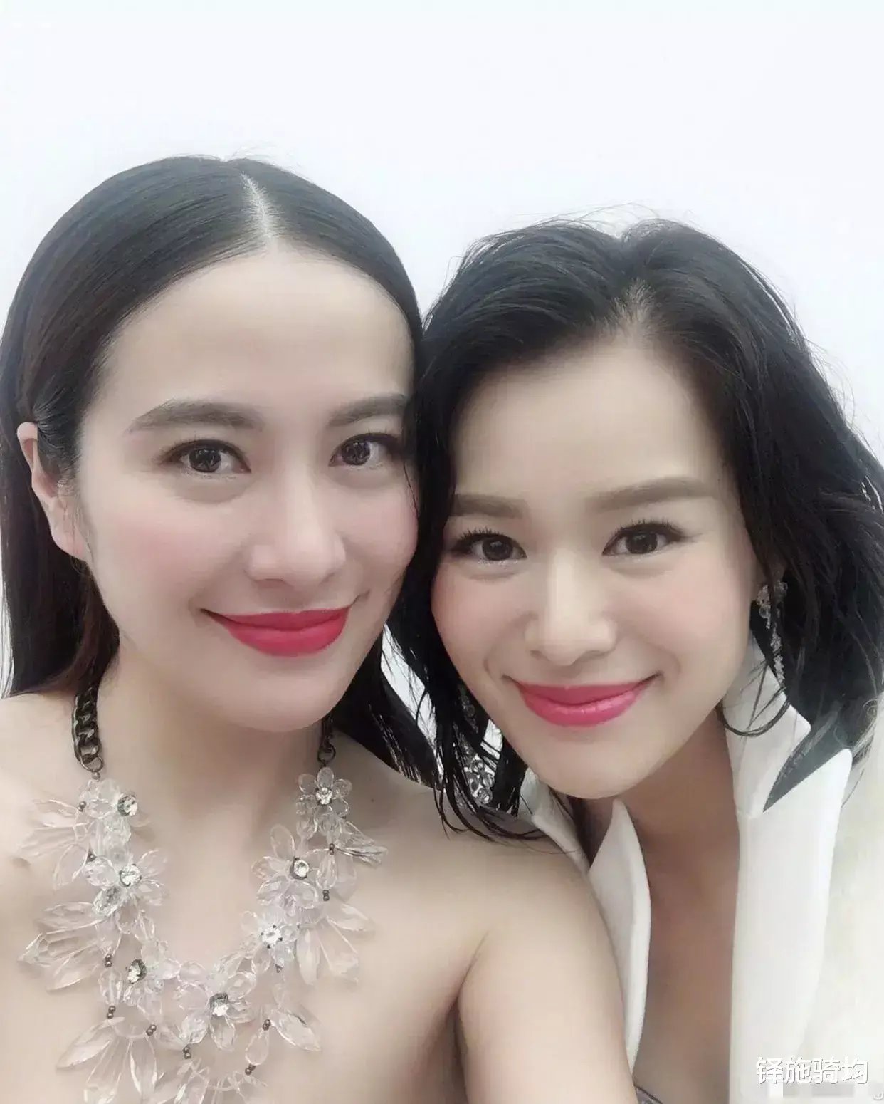 综艺|在一档综艺上，主持人问叶璇：“是否有被前辈欺负？”“有，苑琼丹！”