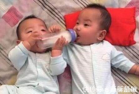 暖心|双胞胎兄弟饿了, 妈妈赶紧冲了一瓶奶粉, 进来就看到暖心的一幕!