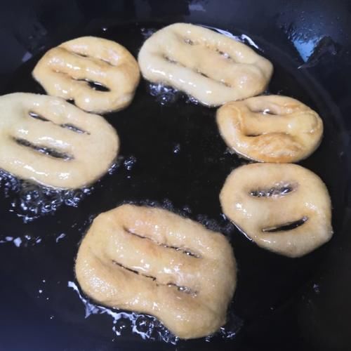 炸油饼,外酥里软有嚼劲,好香的
