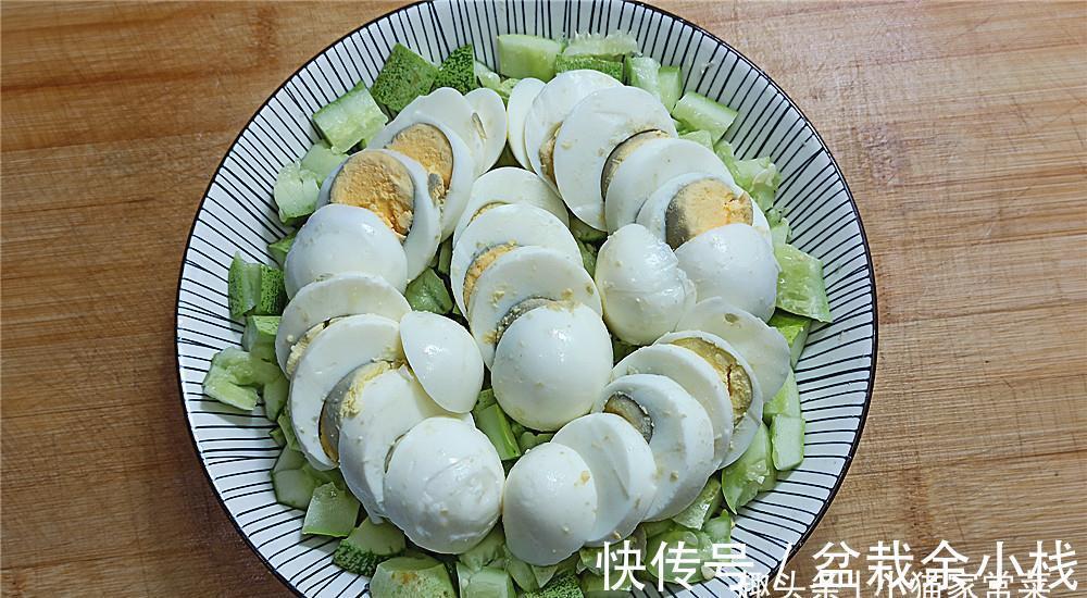 把鸡蛋和黄瓜一起凉拌来吃，味道香辣，爽口开胃，给肉都不换