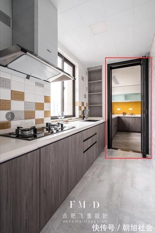 业主|真有一套!厨房橱柜打到阳台,玻璃隔断成了中西双厨用起来更爽