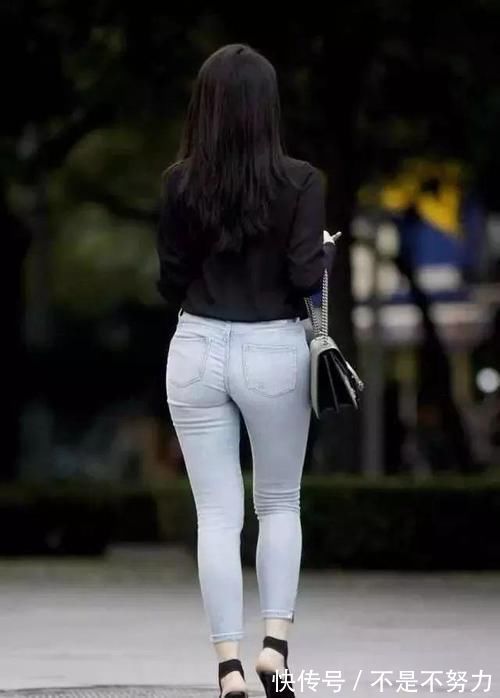 利落笔挺 白色牛仔裤你见过吗?少妇换上牛仔裤搭配黑色吊带,性感又迷人