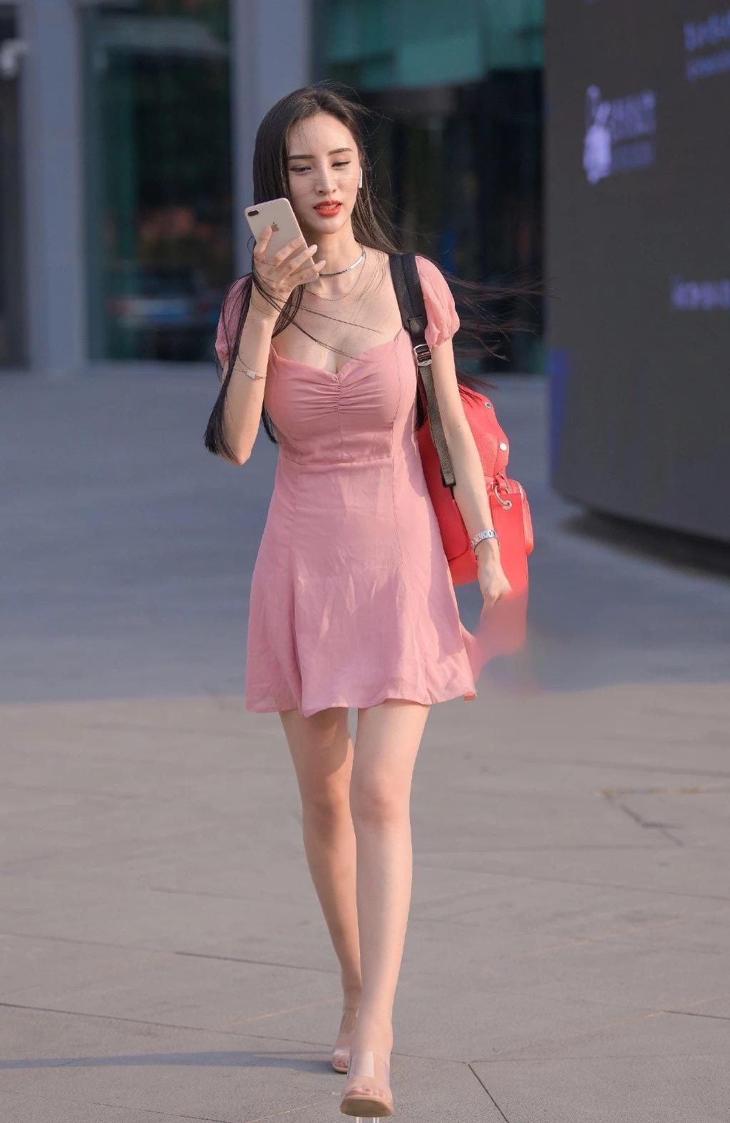 裙子|“蛇精脸”的小姐姐,穿粉色裙子太有仙气了吧