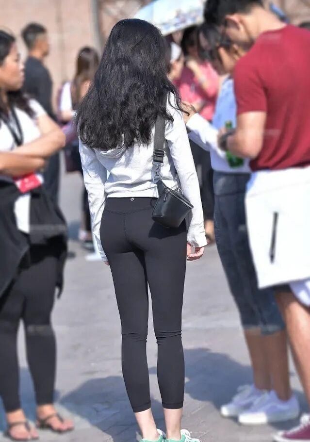 缺少裙子的“辅助”,反而打底裤更吃香了,备受中年女士的青睐