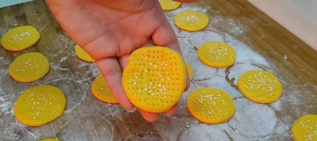 半个南瓜，1个鸡蛋，不用一滴水，比油条做法简单，比蛋糕都好吃