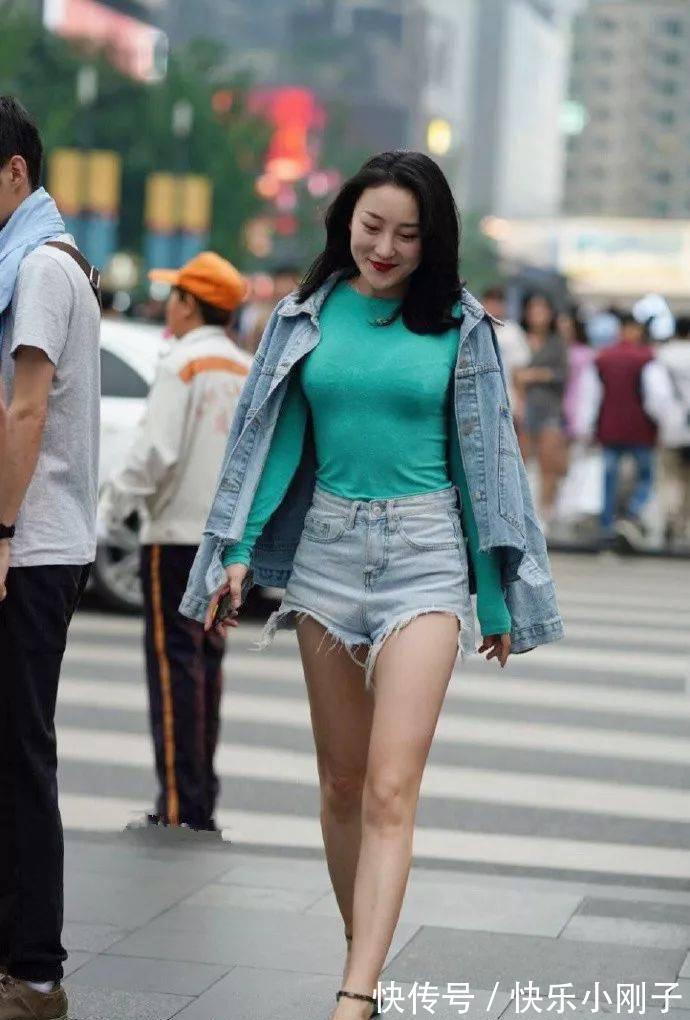 高跟凉鞋 小姐姐一双一字带的高跟凉鞋穿搭在脚上，显得气质又靓丽