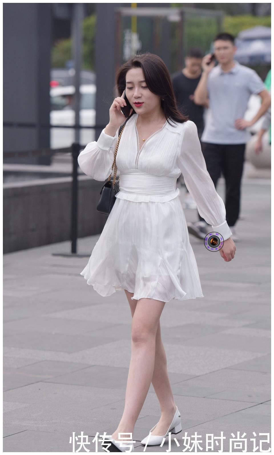 显胖|街拍:穿白色连衣裙, 美女搭配一条白色腰封, 不显胖还提升档次