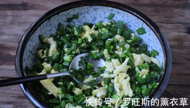 做法|这才是韭菜盒子的传统做法，皮薄馅儿大，好吃易做，难度为零