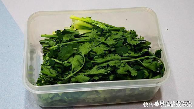 刚知道，香菜要这样保存，随吃随取，和刚买的一样新鲜，特简单