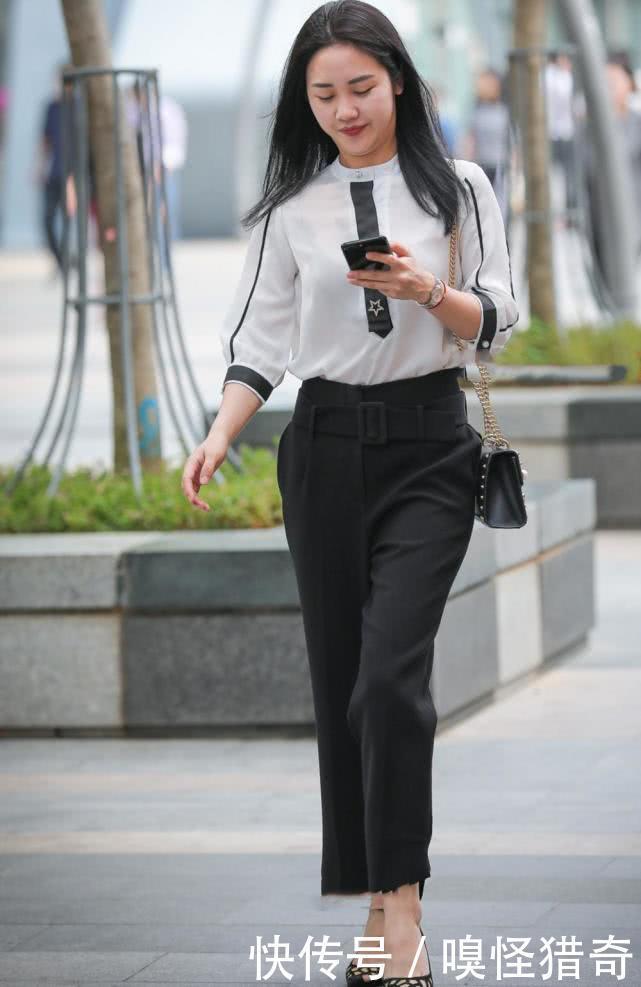 街拍美女：美丽的小姐姐，白衣搭配黑裤，显得落落大方又优雅