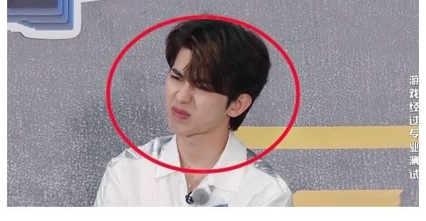 被大球砸到牙疼，宋雨琦卻慌張撫摸下巴，看清下巴形狀我明白了