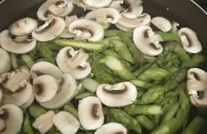 家常蘑菇菜谱，芦笋蘑菇炒虾仁，简单美味下饭，适合夏天