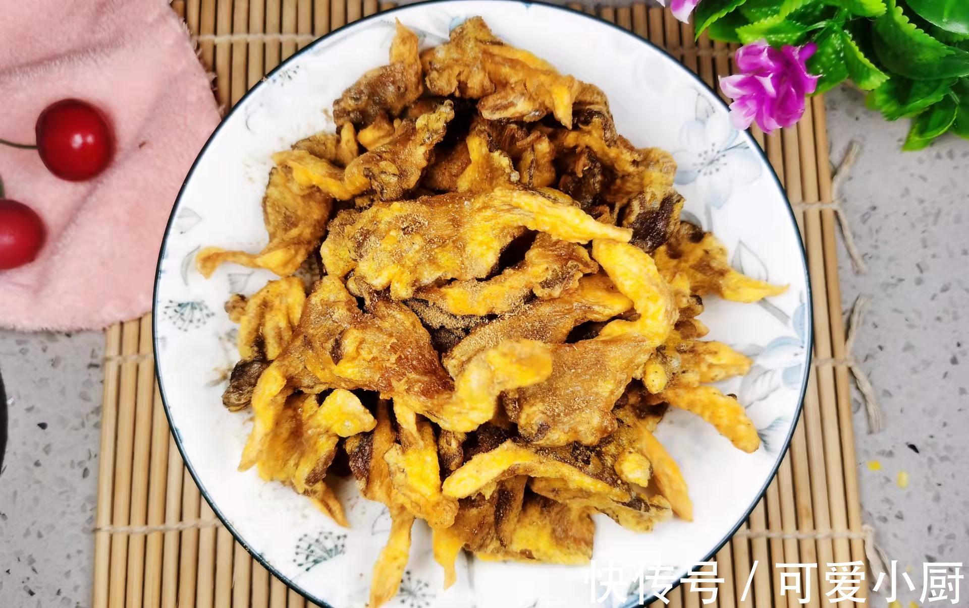炸平菇时，裹淀粉或面粉都不对！教你正确的做法，焦香酥脆不回软