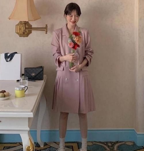 早春怎么兼顾优雅与时尚？这4个“配色”妙招值得收藏，超洋气