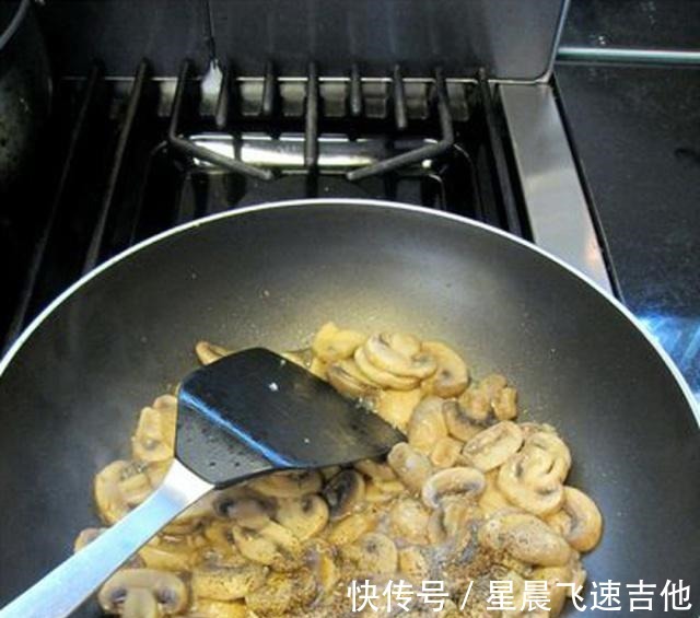 小孩|蘑菇加这个炒，竟然怎么好吃，味道特别鲜美，老人小孩都爱吃！