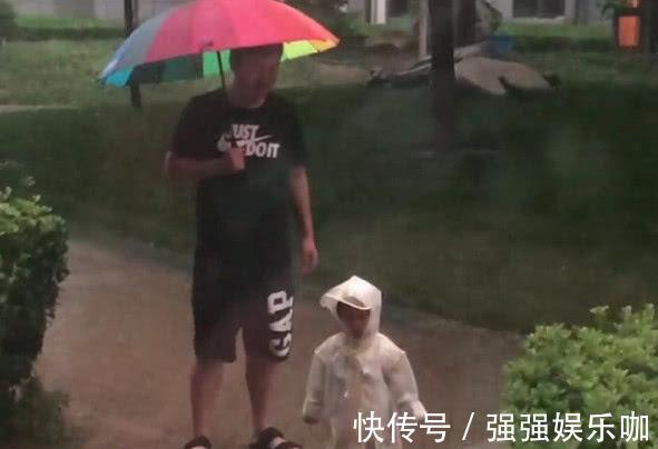 宝宝|“不省心奶爸”带娃一起淋雨火了,奶奶拎着扫把还有3秒到达现场