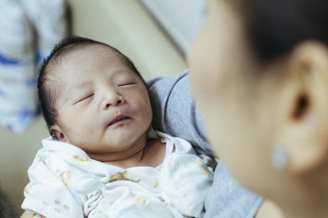 喂奶|1-6个月宝宝的育儿难点，记住6个“关键词”，附详细养护建议