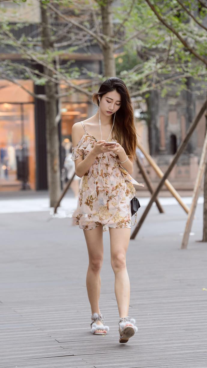 美女|街拍:长发俏皮的美女,白色上衣配牛仔裤,时尚气质十足