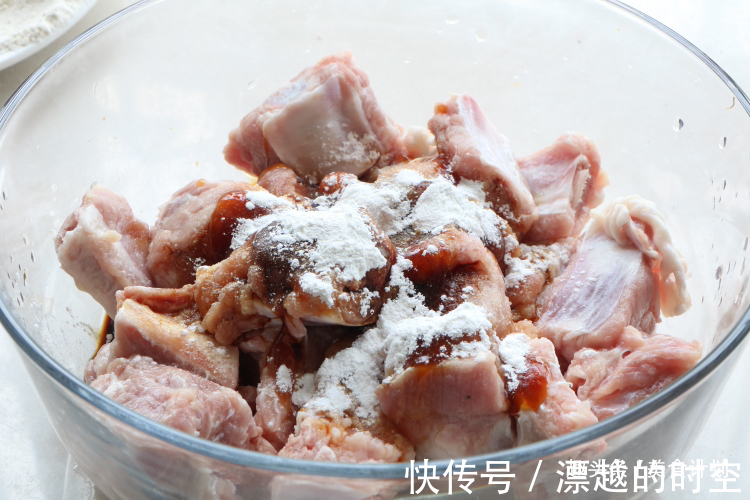 天热排骨别再炖了,教你懒人吃法,不加油不加水,出锅瞬间就吃光