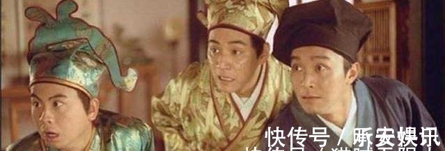 上联@宰相出上联“水底日为天上日”,书生回一下联,众人拍手叫好!