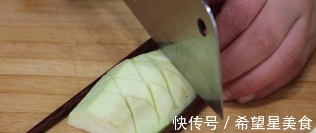 淀粉|吃了30年的茄子，还是这样做最解馋，开胃又下饭，米饭都不够吃！