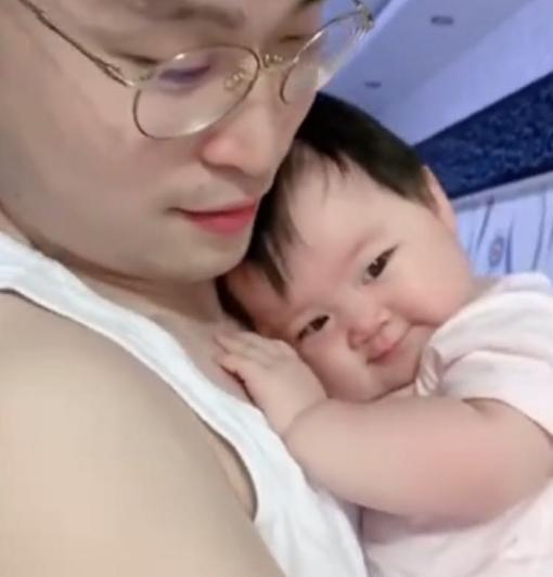 孩子|可爱宝宝一个月没见爸爸,见面后靠在爸爸身上,害羞表情暖化了
