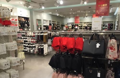 探访北京H＆M店和上海H＆M店，人流稀少只逛不买，有保安守卫