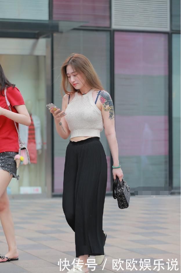 满分 小姐姐的紧身上衣突显好身材,阔腿裤完美遮肉,穿搭满分