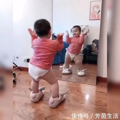 尿不湿|萌娃穿尿不湿在镜子前手舞足蹈火了,网友:小小年纪也太会扭了吧