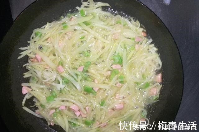 土豆饼|土豆不要总炒土豆丝,教你一个新吃法,出锅连吃3个不过瘾