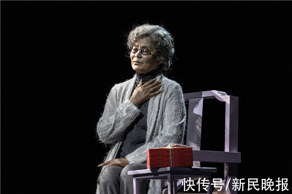 氛圍感拉滿！17年后再度回歸舞臺，潘虹用20分鐘演出了《繁花》的蒼涼底色