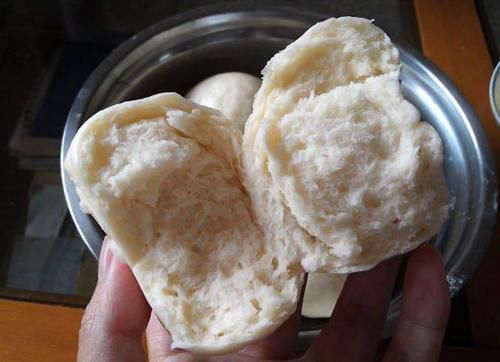 过年保存馒头，不要直接放冰箱了，教你2招，放半个月不干不硬