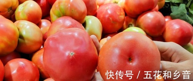 买西红柿要挑母的，老菜农教我一招看顶部一眼能辨别，真实用！