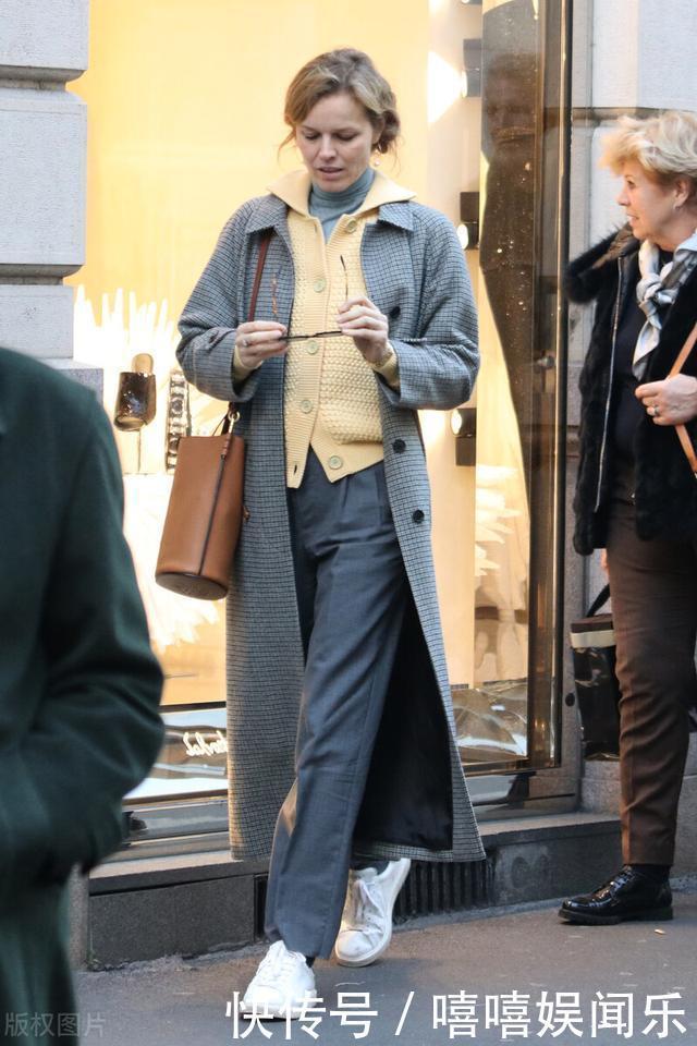 今年不流行风衣了，时髦精都穿“针织开衫”，遮肉显瘦美得不一般