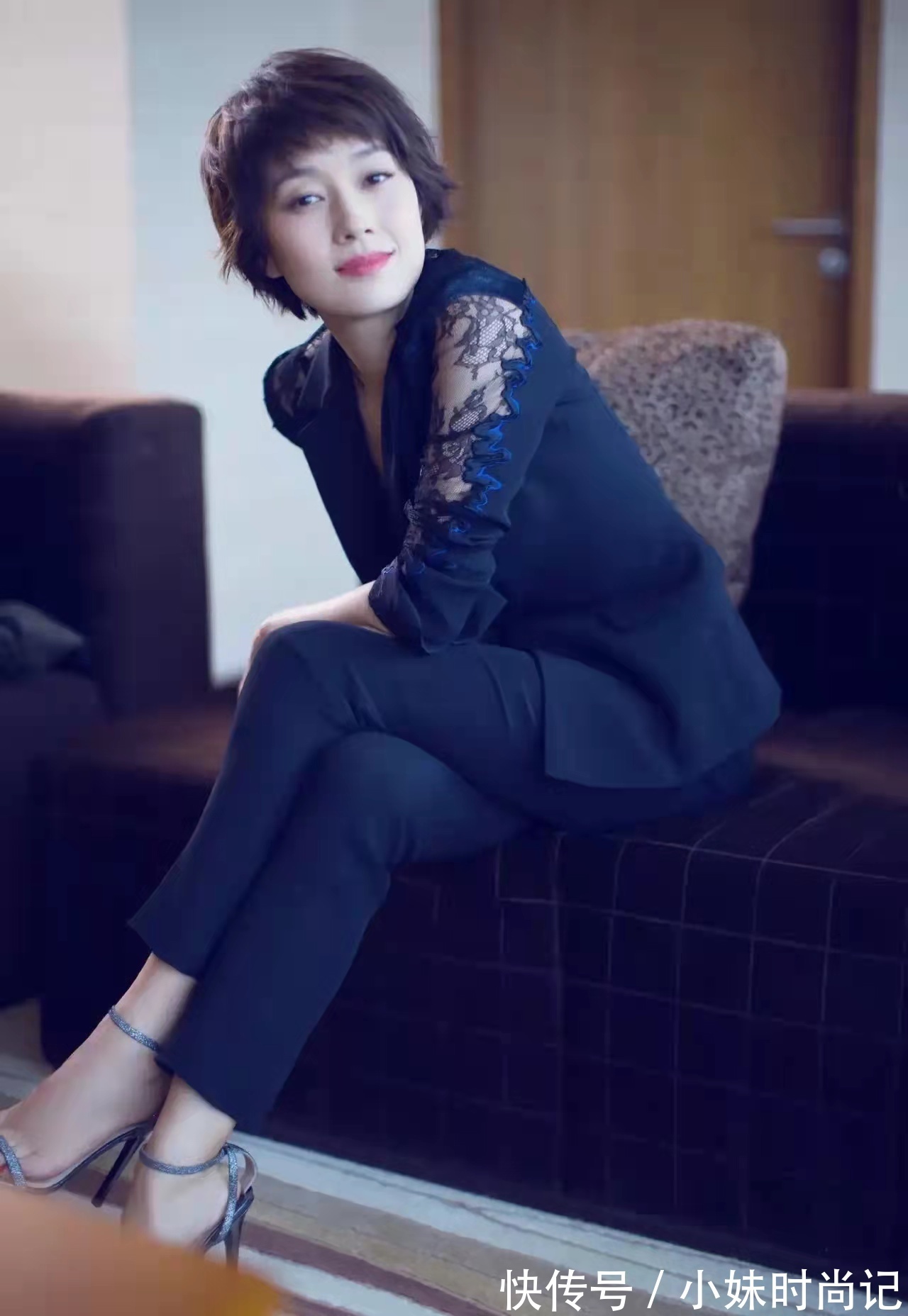 与众不同 马伊琍离婚后越来越潇洒,西装配镂空魅力十足,口红瞬间“减龄”