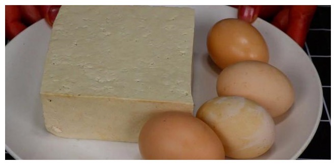 豆腐最近火了，加4个鸡蛋，教你新鲜吃法，不炒不炖，比吃肉还香