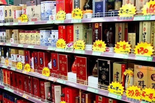 酒精酒|白酒越贵“水分”越多？超市导购吐露实情，这3类白酒最爱低价卖