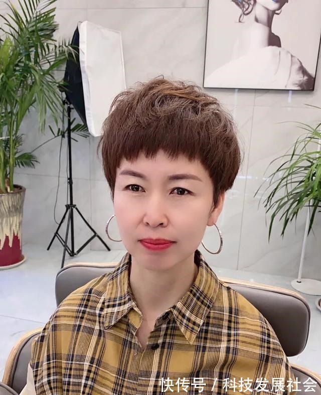 年轻 40岁左右的女性,发型这样剪,时尚年轻不老气!