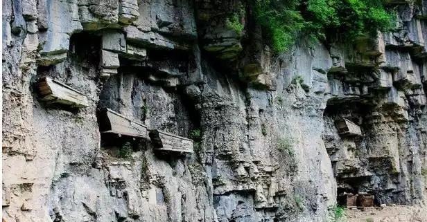 古人如何把“棺材”放在悬崖上专家探索多年无果,老农一语道破!