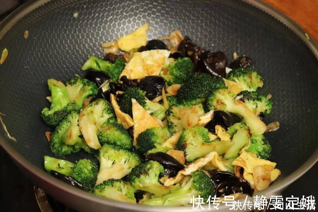 焯水|炒西兰花时,有人焯水,有人直接炒,大厨:都不对,教你正确做法
