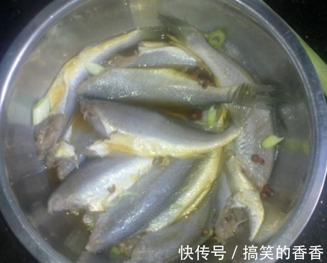 炸小黄鱼时,别只懂裹粉老厨娘说多加这一步,外酥里嫩,不腥