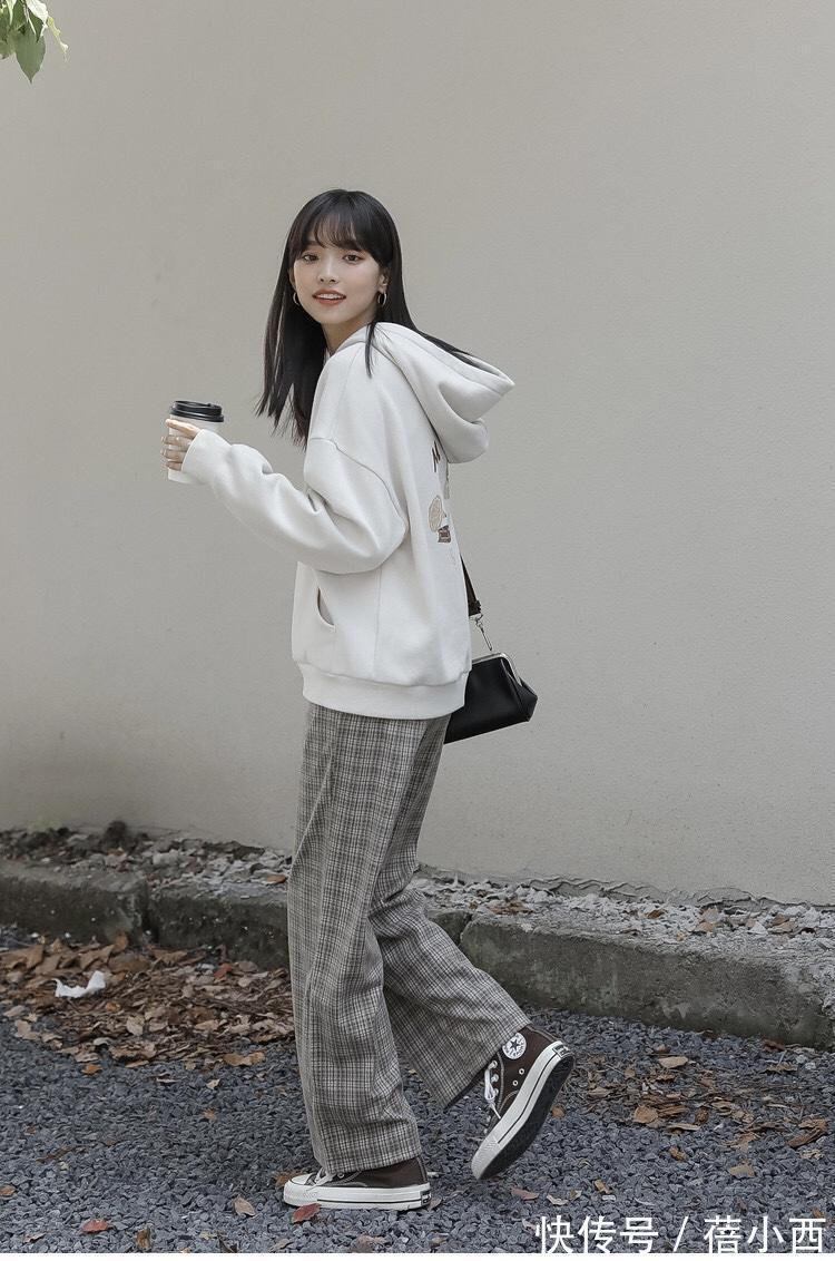 帆布鞋|谁说穿搭要重样?每天只换一件上衣,就能让你的秋天与众不同